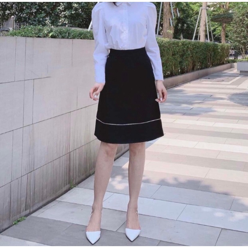 Chân váy chữ A công sở phối đường viền trắng gấu váy có túi chéo 2 bên