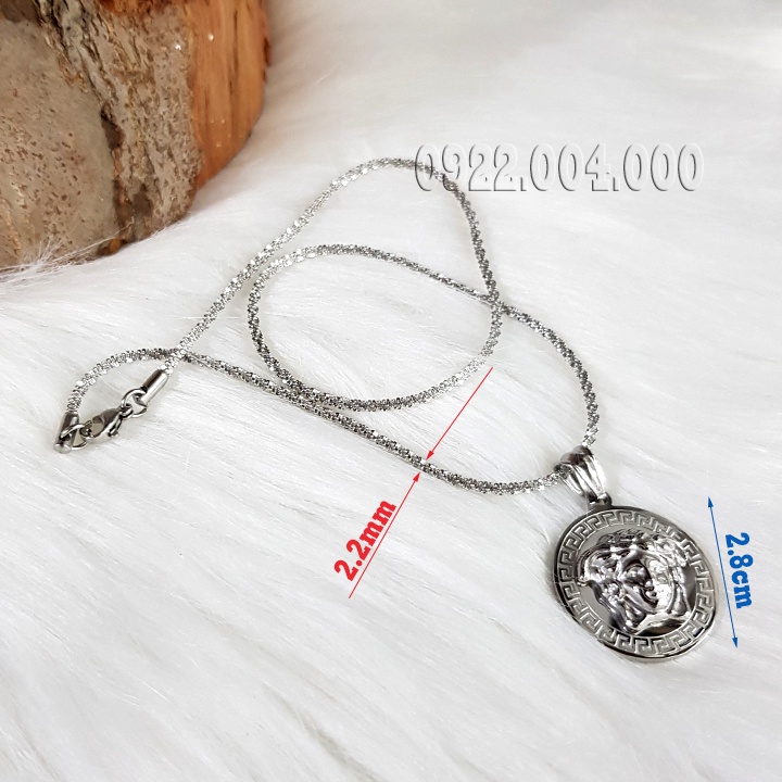 Dây chuyền mặt dây versa.ce titan size 2.8cm.