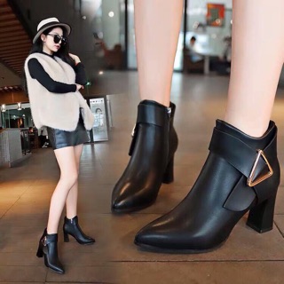 Bốt cổ ngắn tam giác