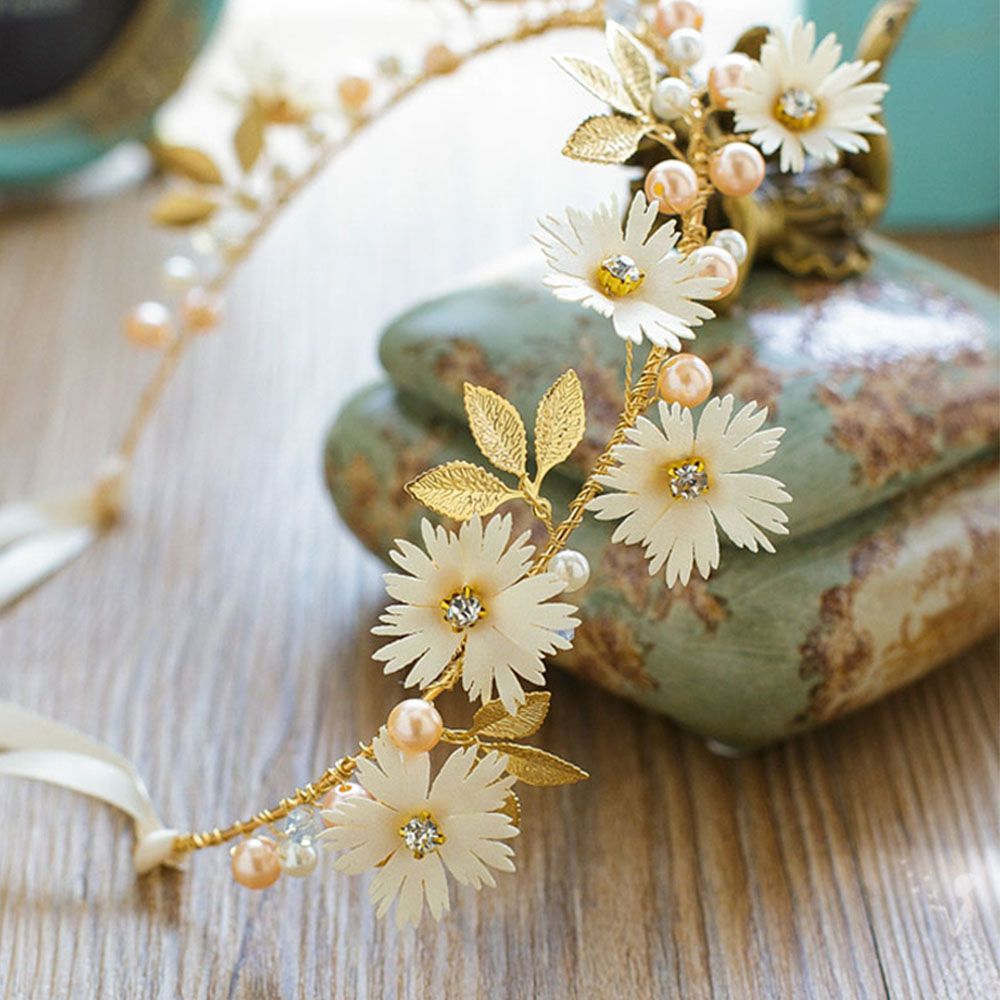 Vòng hoa cúc đính ngọc trai trang trí tóc cô dâu