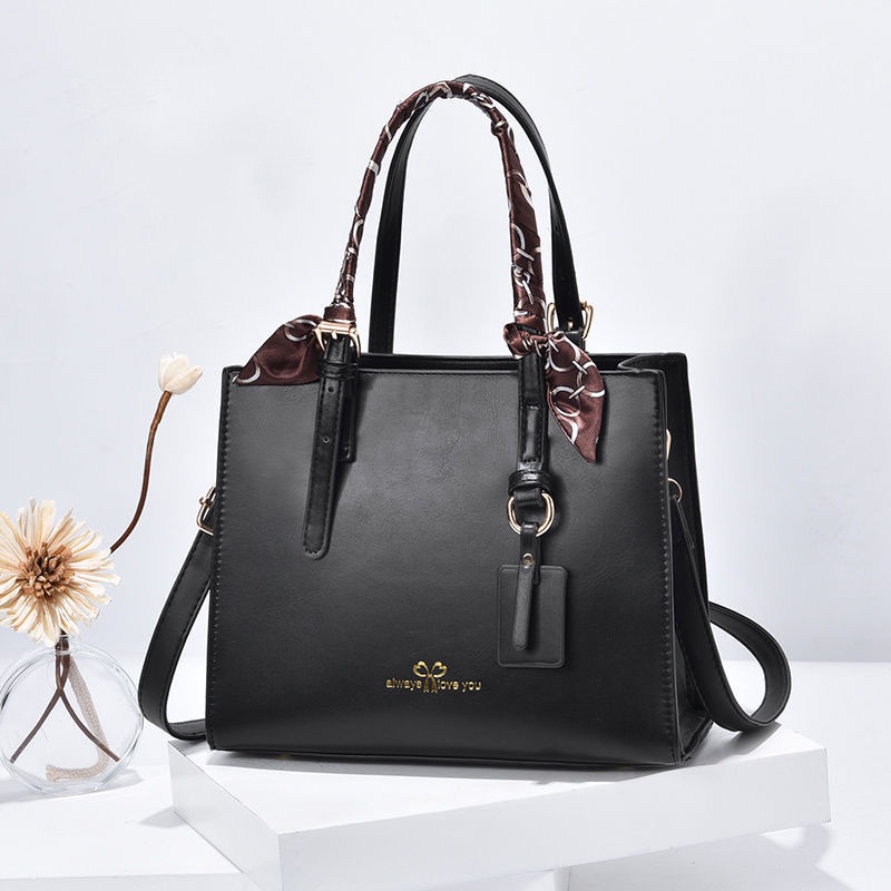 Túi xách đeo vai thiết kế đơn giản hợp thời trang