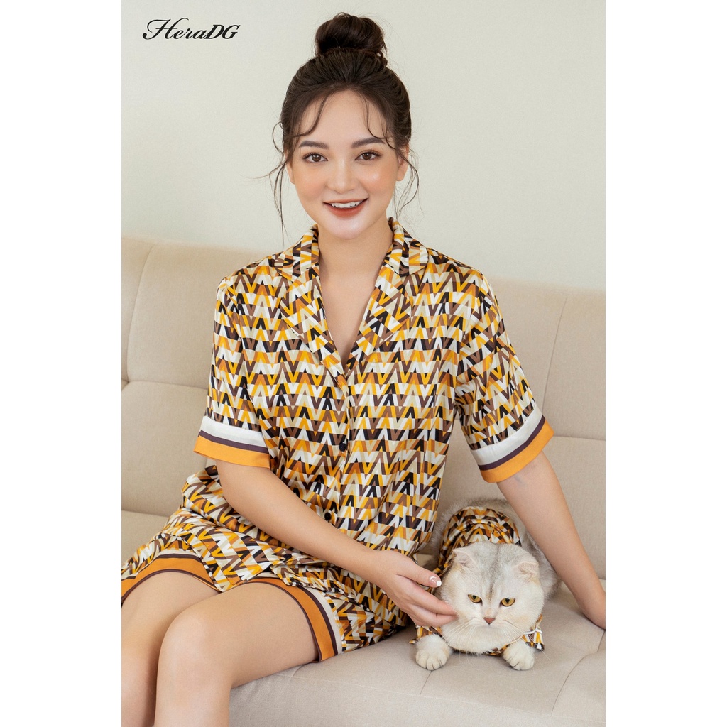 Bộ mặc nhà Pyjama nữ mùa hè lụa Luxury 25% wool  họa tiết độc quyền HeraDG Homewear áo tay cộc quần đùi phối gấu 3017