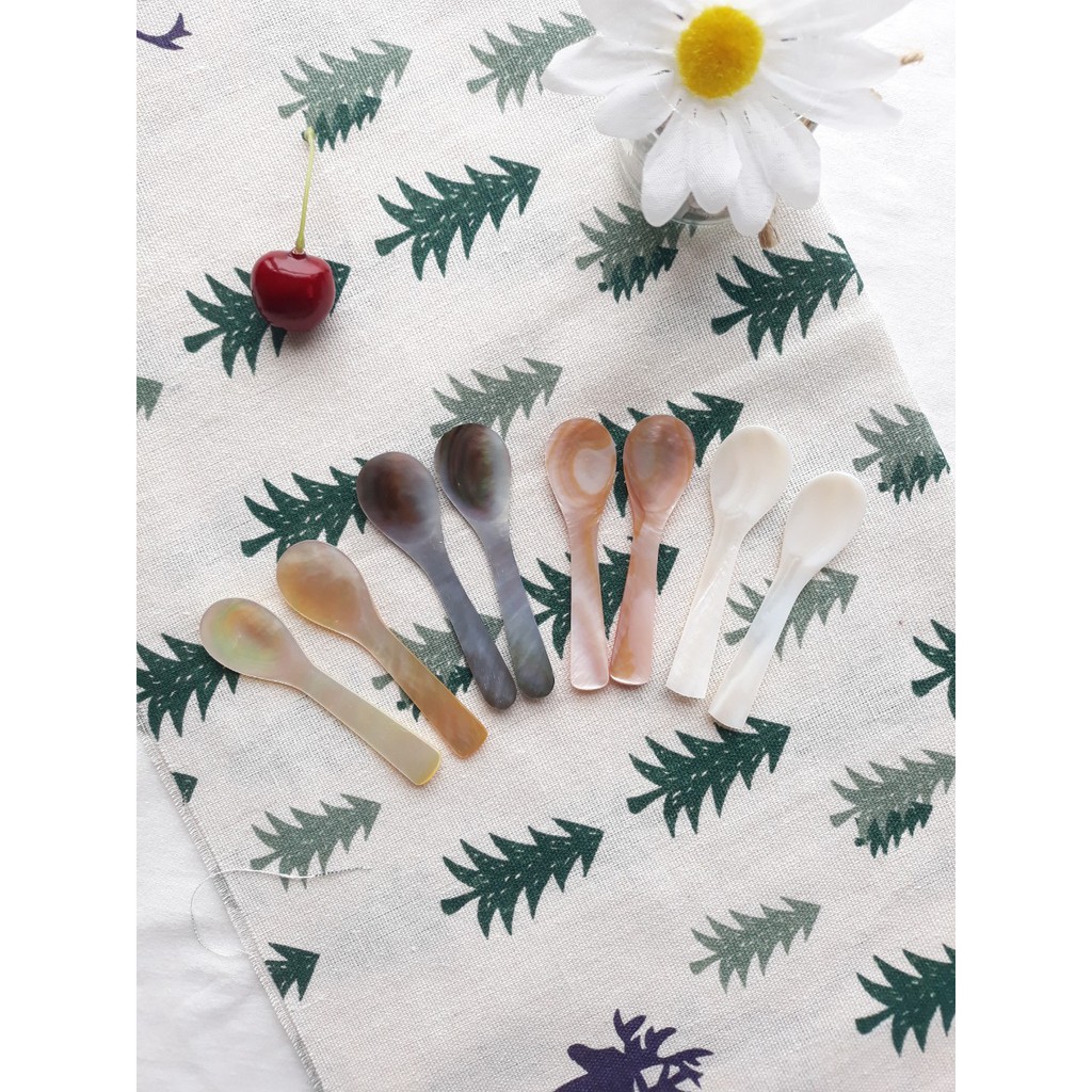 Thìa trai nhỏ ăn sữa chua, ăn trứng cá hồi