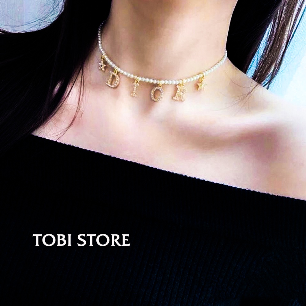 Vòng cổ choker thương hiệu ngọc trai nhân tạo thả chữ đính đá VCH21