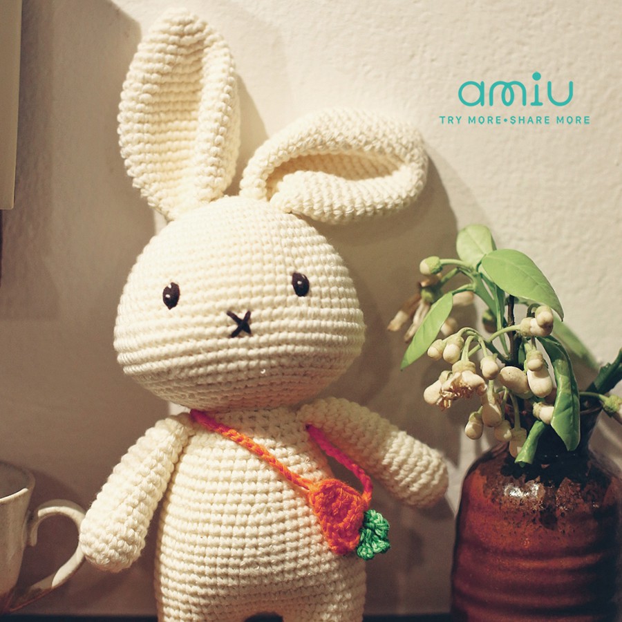 Gấu bông handmade cao cấp Amiu Việt Nam - Thỏ nhỏ đeo túi carot handmade