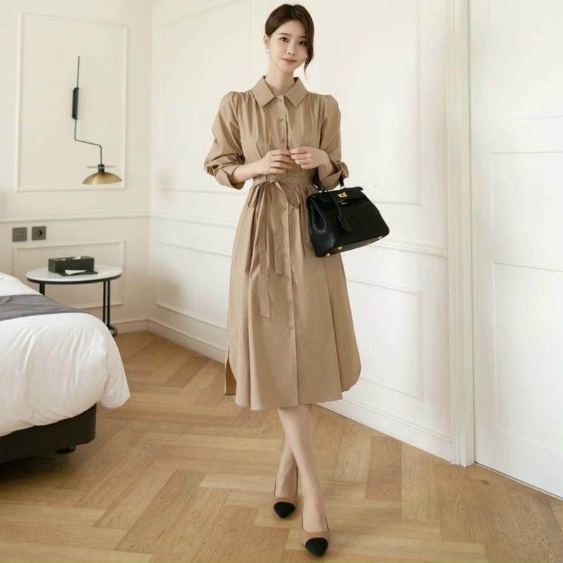 X2 Đầm dáng dài màu kem kiểu sơ mi tay dài váy công sở dây thắt lưng chiết eo tôn dáng