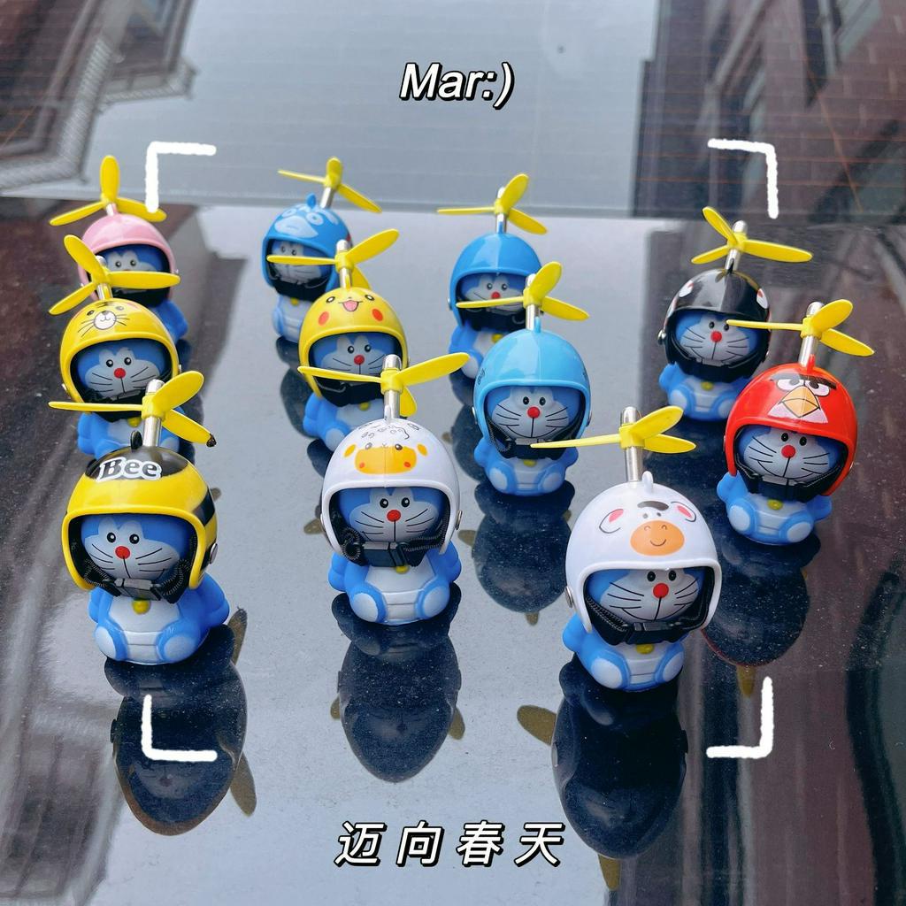 Doremon gắn xe máy, xe đạp, ô tô, gắn mũ bảo hiểm, Doraemon đội mũ bảo hiểm chong chóng, có đèn phát sáng. Trang trí xe