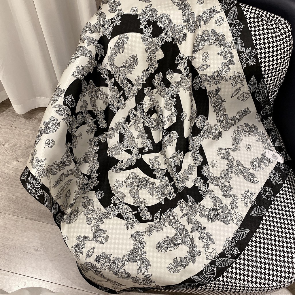 Khăn Choàng Lụa Hình Vuông