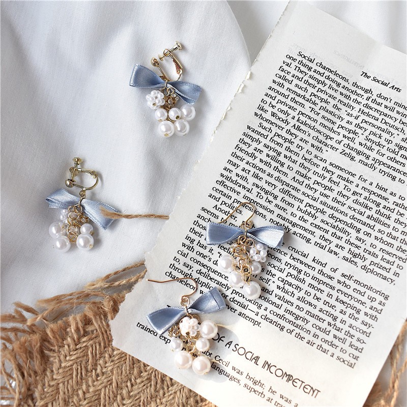 Hoa tai nơ xanh kết tay