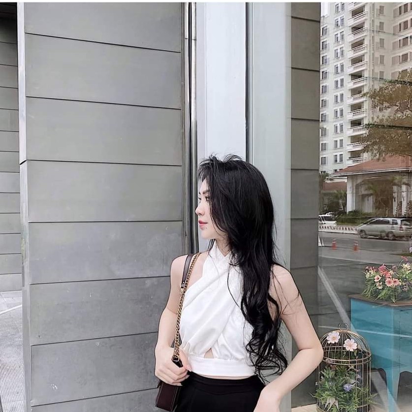 Áo croptop cổ yếm, không tay - Hai màu trắng và đen sang chảnh