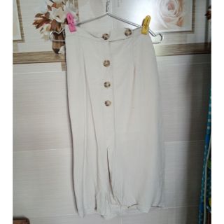 Chân váy linen cài nút màu kem