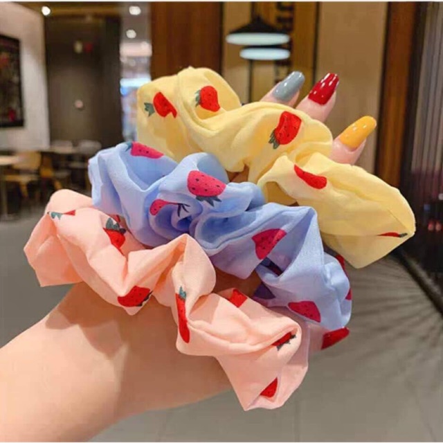 Chun cột tóc scrunchie trái dâu tây