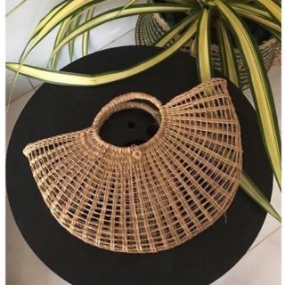 Túi cói bán nguyệt chụp hình cô dâu cực xinh