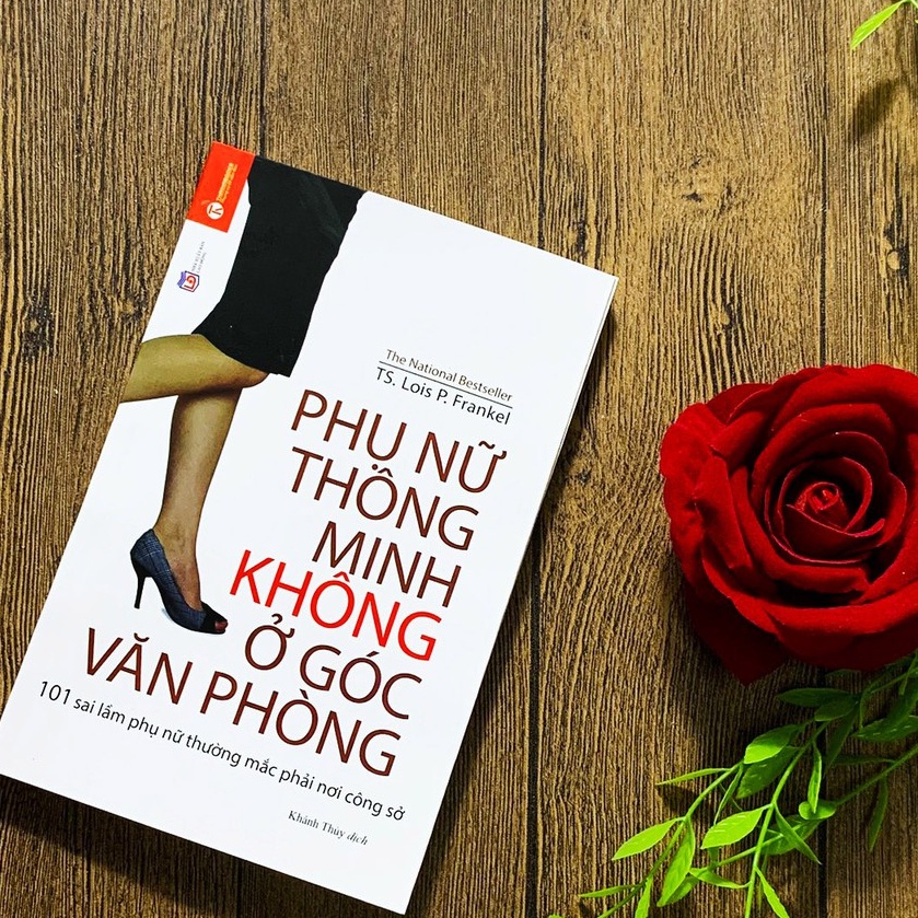Sách - Phụ Nữ Thông Minh Không Ở Góc Văn Phòng Tặng Bookmark