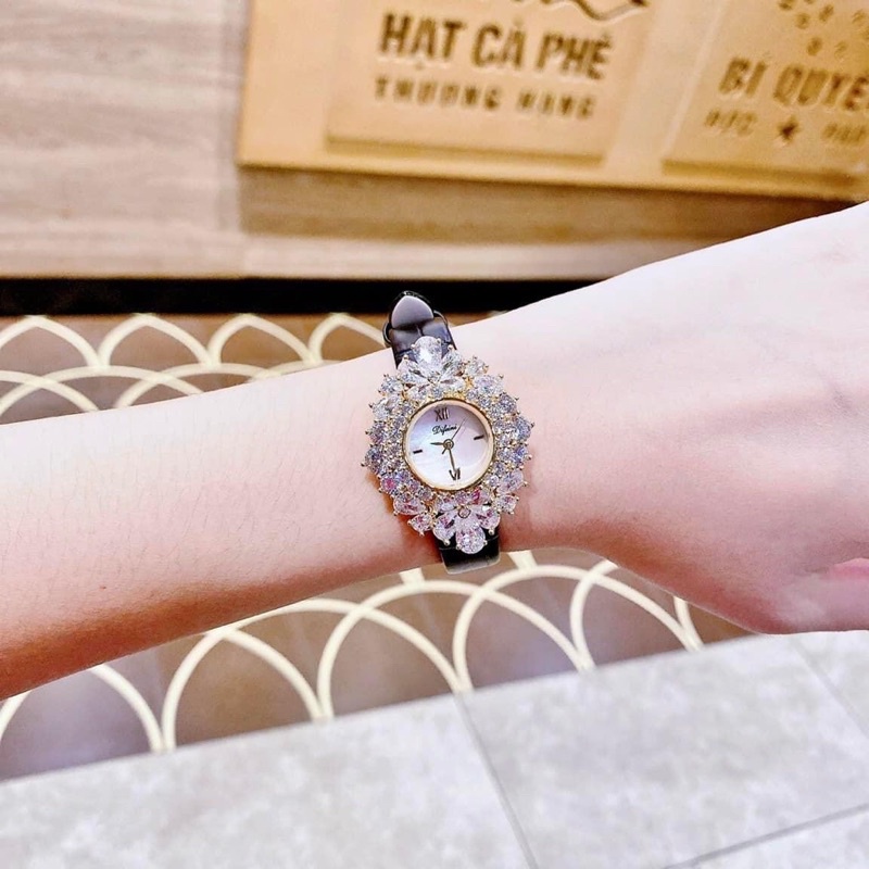 Đồng hồ nữ dây da Difeini -> về 2 màu đen, đỏ