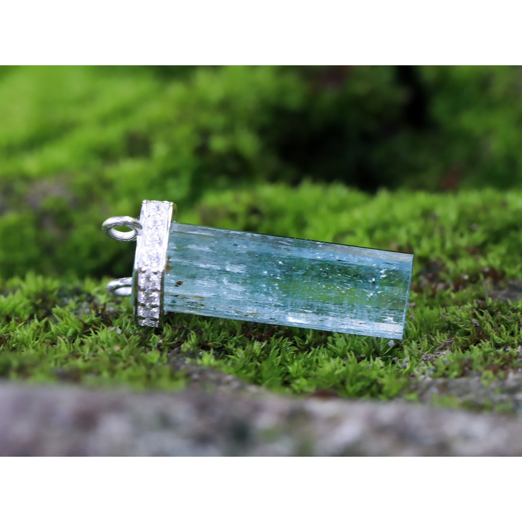 Mặt dây Aquamarine Thô nước trong vắt hỗ trợ rất tốt cho Luân xa cổ họng