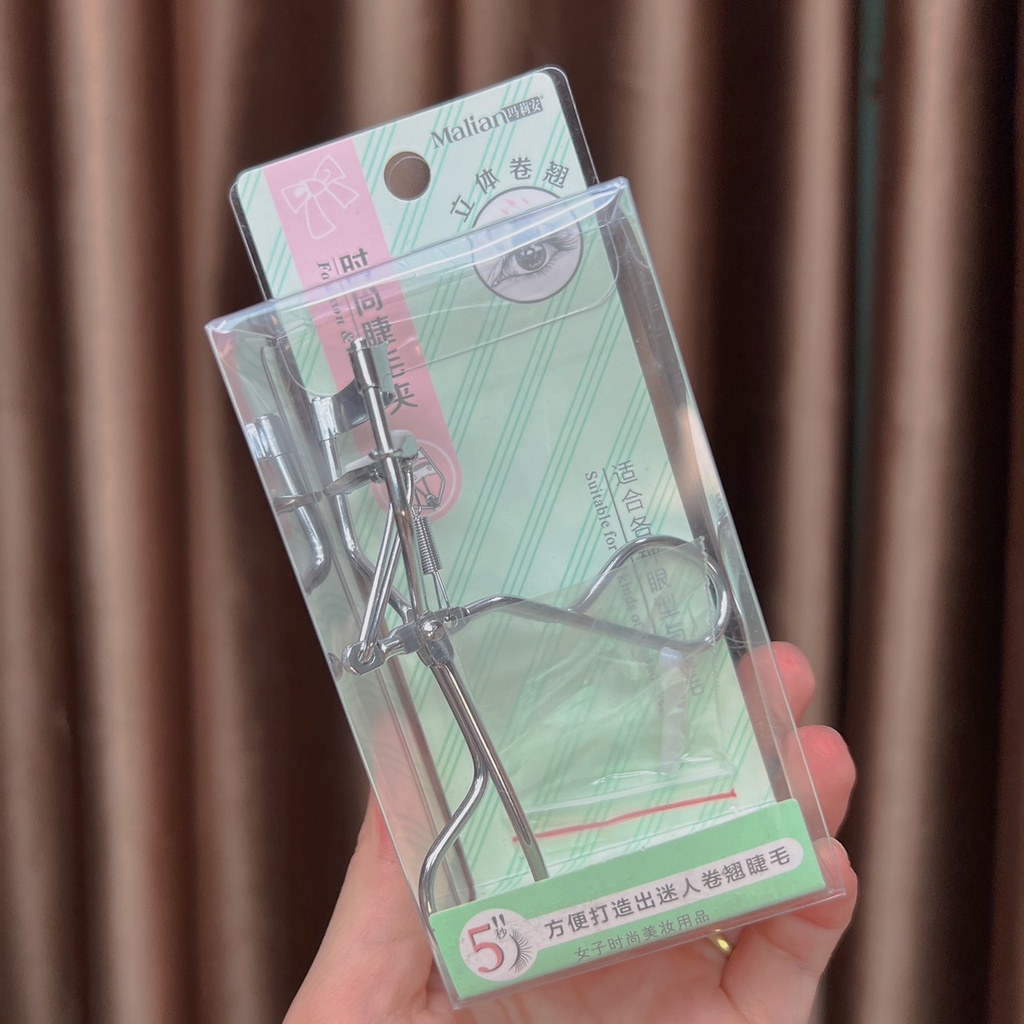 Một chiếc kẹp mi sịn Milan siêu cong dễ dùng