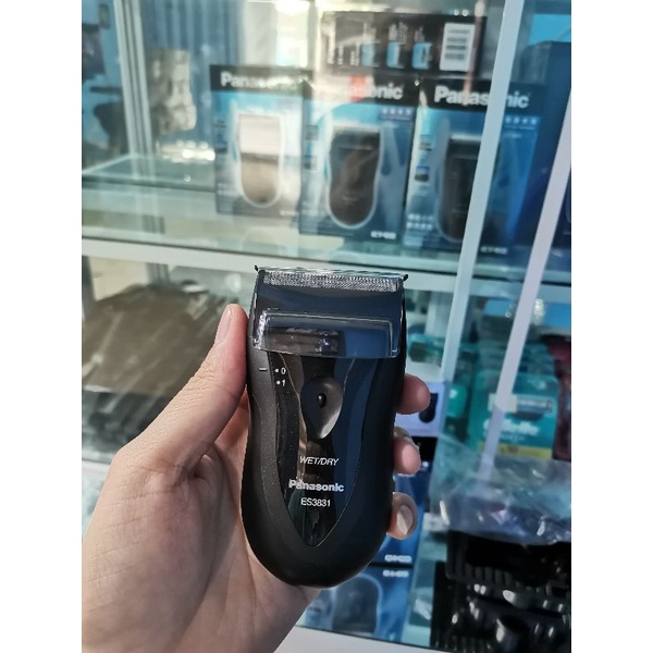 💎 Máy cạo râu Panasonic ES-3831 sử dụng 2 pin AA