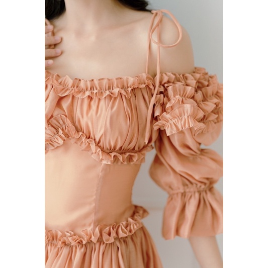 Váy trễ vai 2 dây hoạ tiết phối vải tay bo chun màu nâu đất 2 AGUJA AIDAN Dress