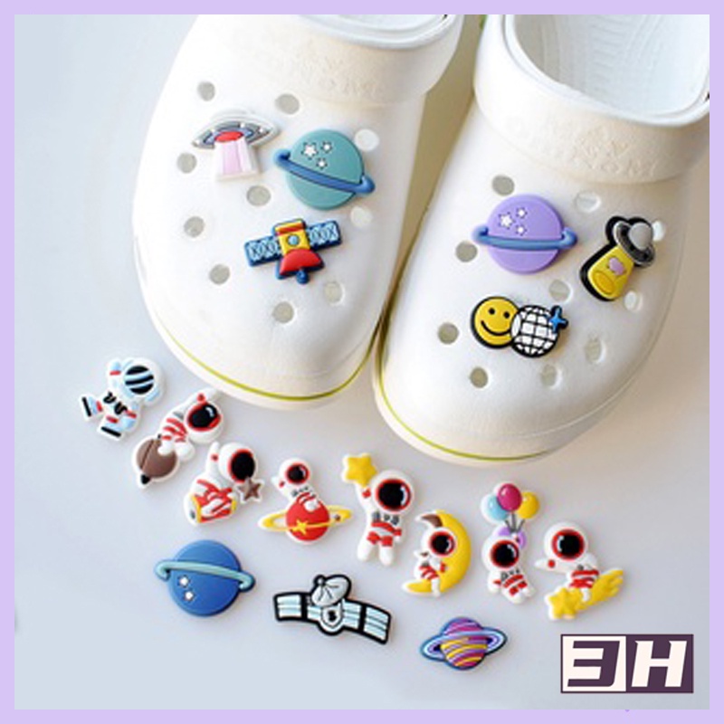 Phụ Kiện Ghim Gắn Giày Dép Crocs Hình Phi Hành Gia Xinh Xắn