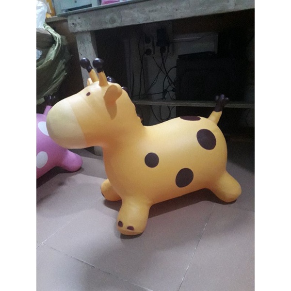 Thú nhún bơm hơi hình con bò cho bé yêu