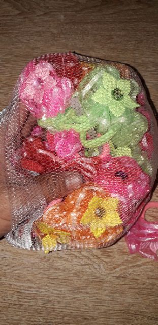 Set 4 cái cột tóc bằng vải có bông hoa rất đẹp
