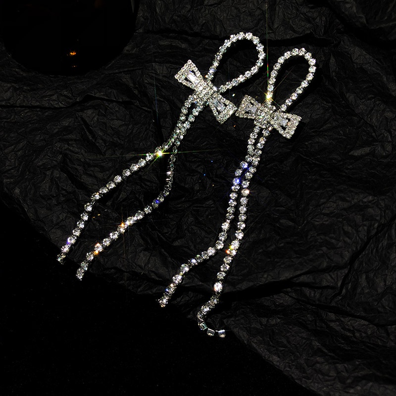 Khuyên tai thiết kế hình nơ và tua rua đính kim cương giả sang trọng