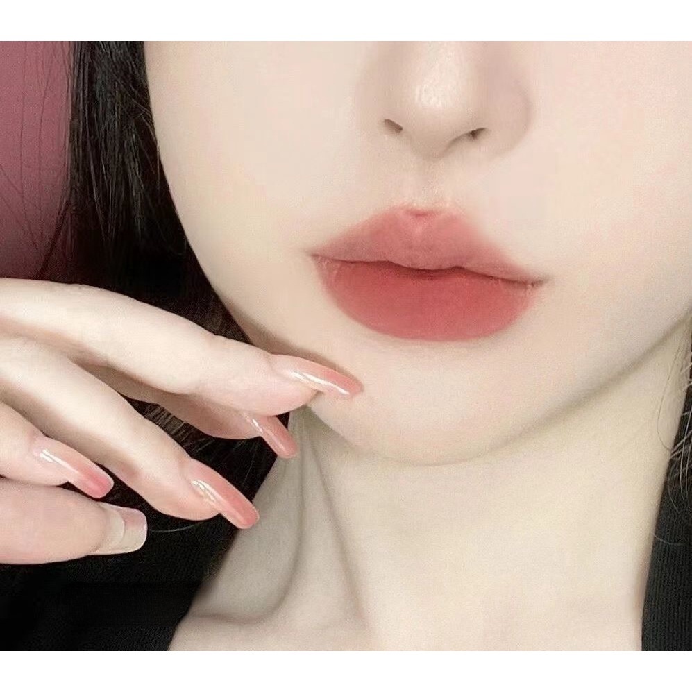 Son Môi Hai Đầu Lì Màu Đỏ Với Tông Màu Bóng Nước Crh