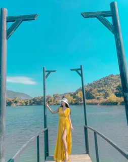Đầm maxi vàng đỏ phối lưới ngực