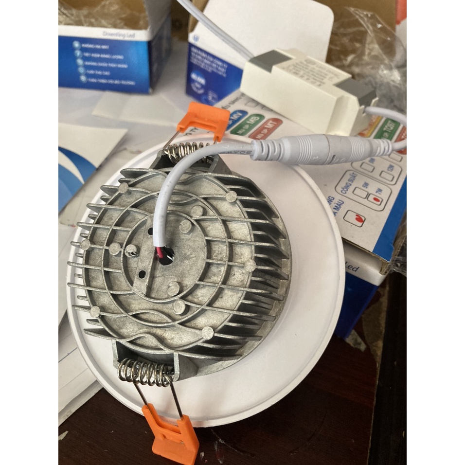 Đèn led âm trần viền trắng đế Đúc