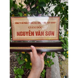 bảng chức danh mica đế gỗ