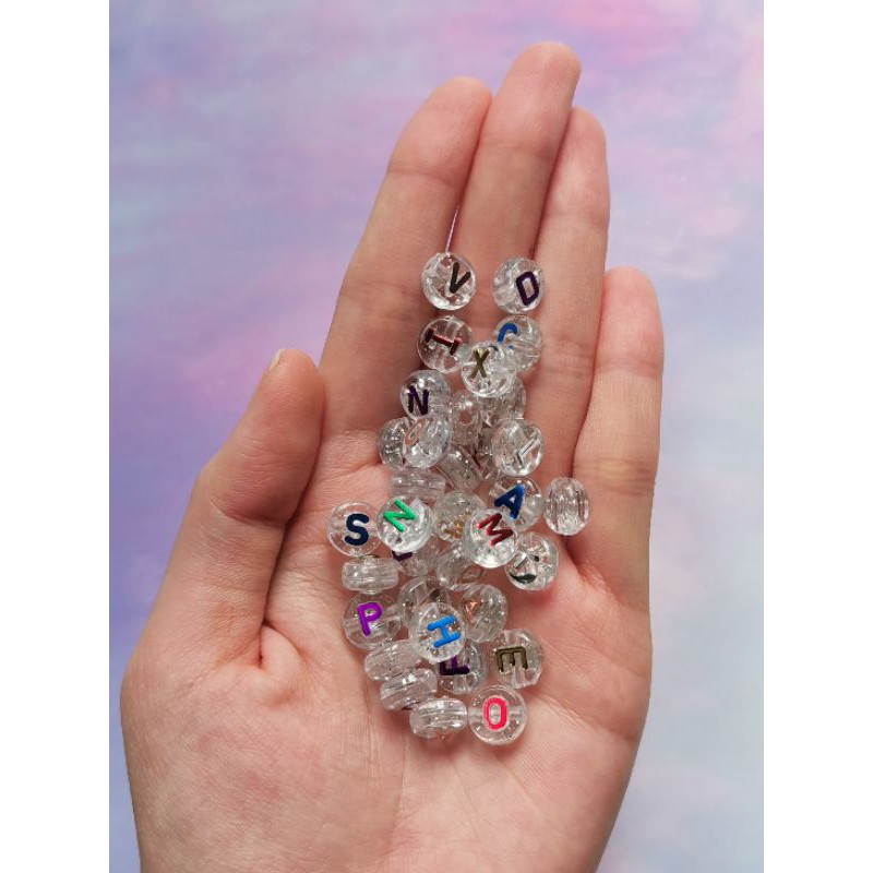 Hạt nhựa chữ cái hình tròn 10x6mm có nhũ kim tuyến xỏ lỗ 2 đầu