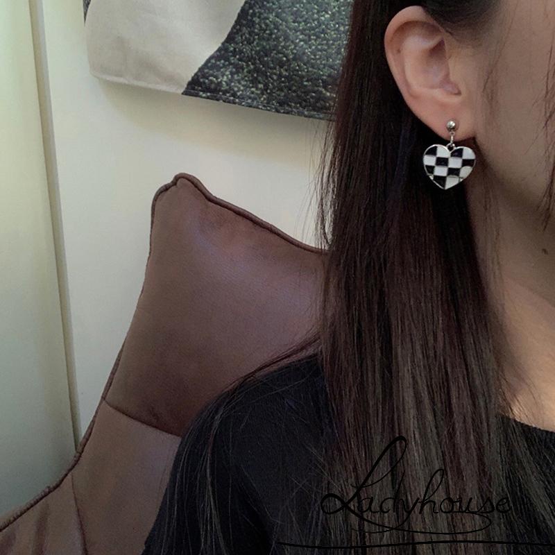 Bông tai hợp kim mặt hình trái tim kẻ caro trắng đen thời trang dành cho nữ