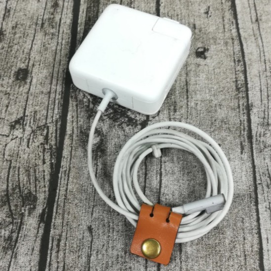 Phụ kiện giữ dây cáp sạc laptop Macbook, Dell, HP ,tai nghe gọn gàng tiện lợi bằng da bò. | BigBuy360 - bigbuy360.vn