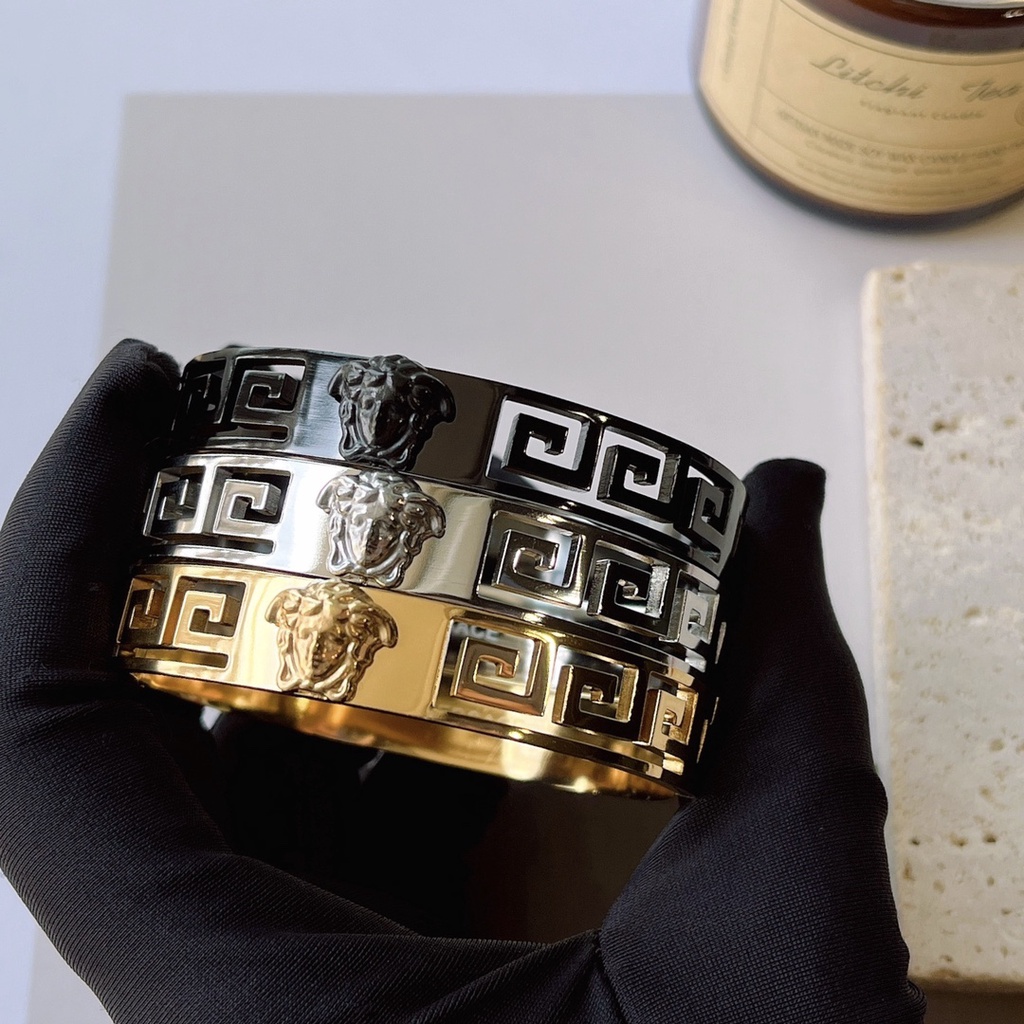Vòng Tay Versace Bằng Thép Titan In Chữ Rỗng