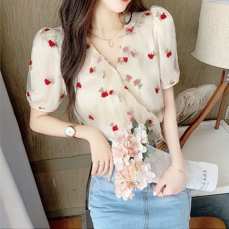 Áo Kiểu Tay Ngắn Cổ Chữ V Phối Lưới Hoạ Tiết Hoa Thêu Xinh Xắn