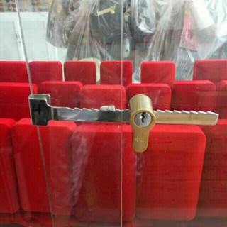 Khóa tủ kính Huy Hoàng sịn