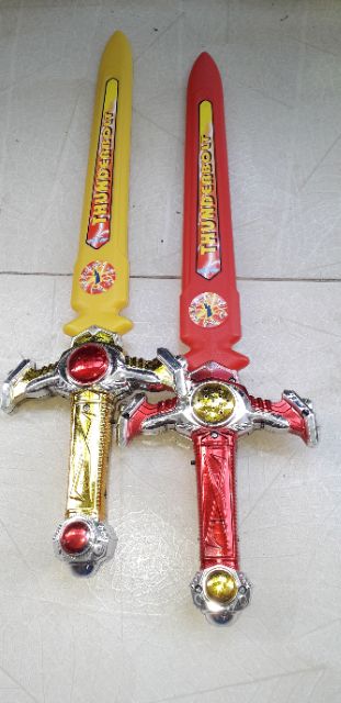 Một cái mô hình bằng nhựa thanh_kiếm dài 46cm có nhạc và đèn led rất đẹp tặng kèm pin