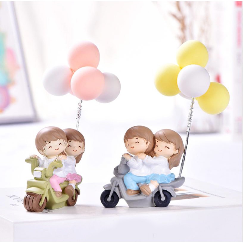 Tượng Cặp đôi ngồi xe moto và bóng bay trang trí tiểu cảnh nông thôn, terrarium/ mô hình trang trí quà tặng trang trí