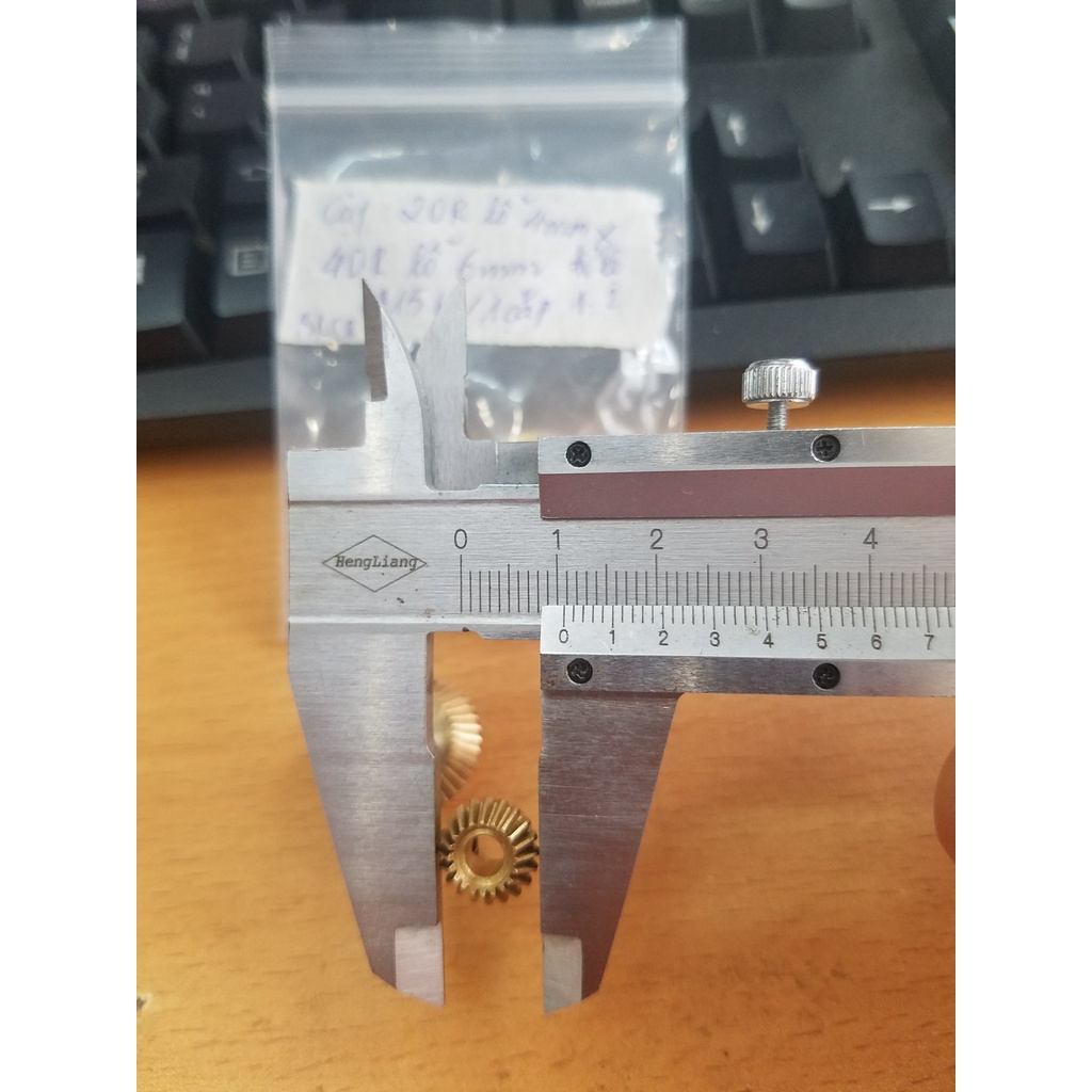 Cặp bánh răng côn răng thẳng ,2 trục ăn khớp 90 độ,tỉ lệ 1:2,loại lỗ trục 3-4*6mm,chất liệu đồng