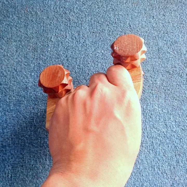 Bàn lăn gỗ massage tay gai