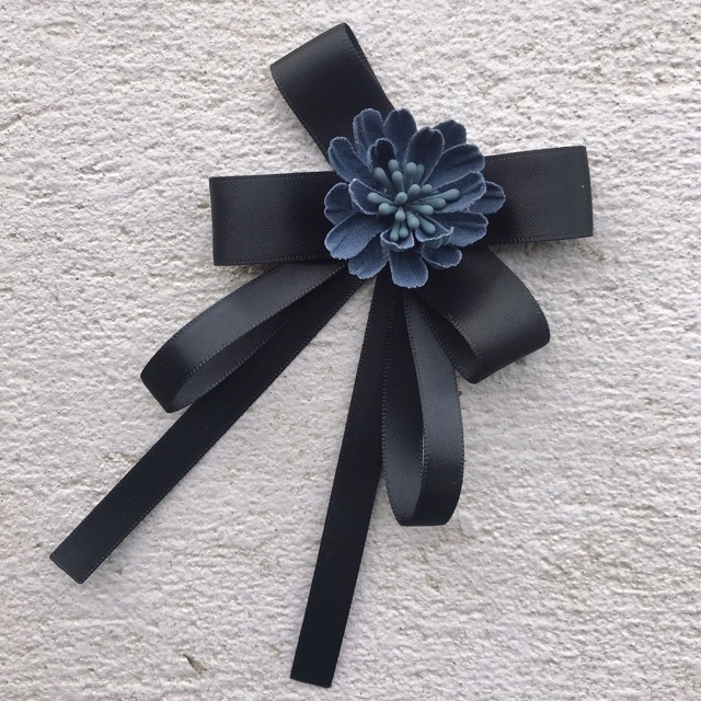 Tag nơ cài cổ áo sơ mi hoa cúc dạ phối ruy băng satin, đính bông dạ [HANN- Hoa cài áo, pk thời trang]