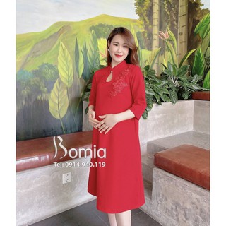 Váy bầu đỏ cổ cách tân hoa vai