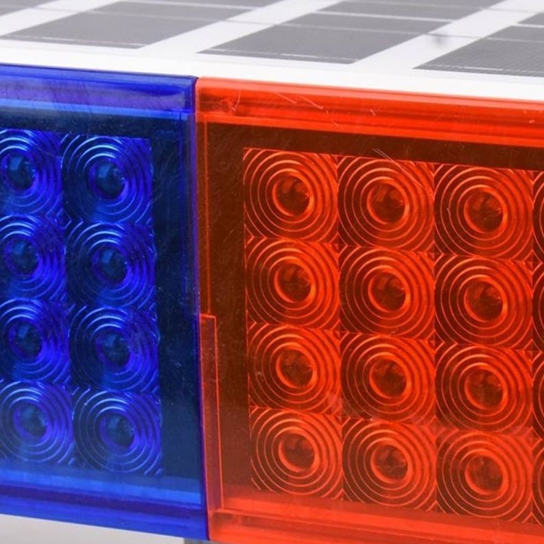 Đèn LED nhấp nháy màu lam đỏ cảnh báo ngoài đường giao thông chạy năng lượng mặt trời