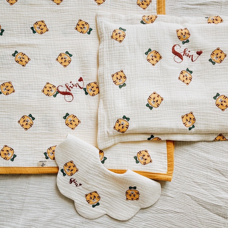Thêu tên theo yêu cầu trên các sản phẩm của Cò Baby