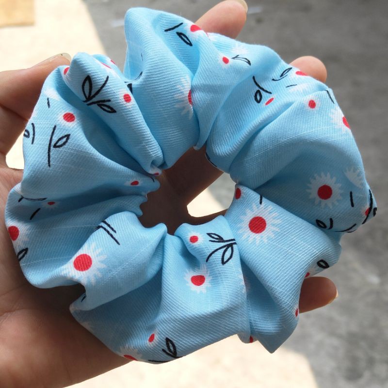 Dây buộc tóc Scrunchies họa tiết hoa cúc xanh