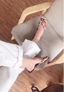 Dép kẹp xỏ ngón burberry