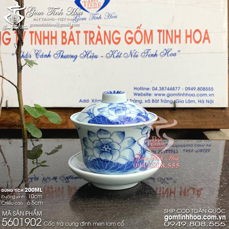 Cốc trà Cung Đình men lam cổ vẽ hoa sen