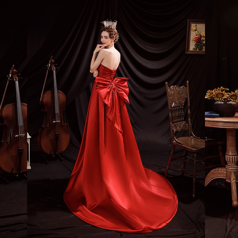 Vẻ đẹp của cô dâu đỏ trước khi nâng ly tiệc cưới váy đuôi dài giá sỉ đầm dạ hội 17000