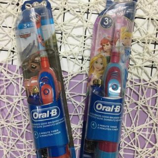 Bàn chải đánh răng bằng pin Oral B cho bé Đức
